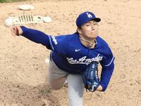 先発し、８回１／３を１安打１失点で７勝目を挙げた山本（共同）