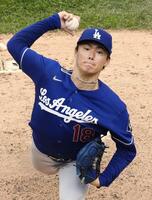 先発し、８回１／３を１安打１失点で７勝目を挙げた山本（共同）