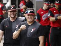 試合開始前、ベンチで笑顔を見せる村上（共同）