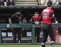 ４回、三塁に進んだ大谷に対し、あいさつする村上（左）＝共同