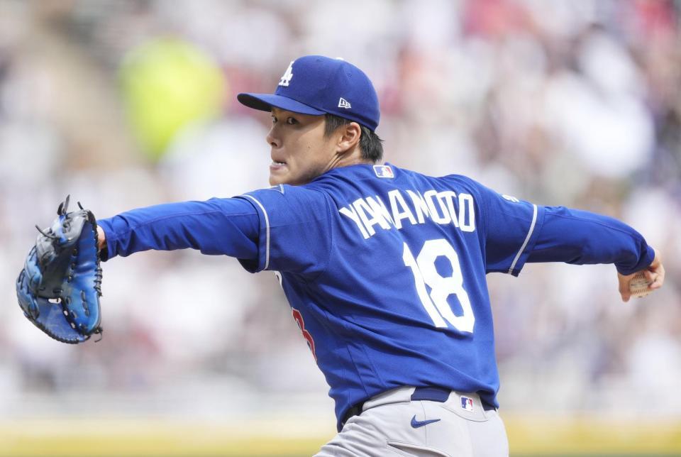 先発し、８回１／３を１安打１失点で７勝目を挙げた山本（共同）