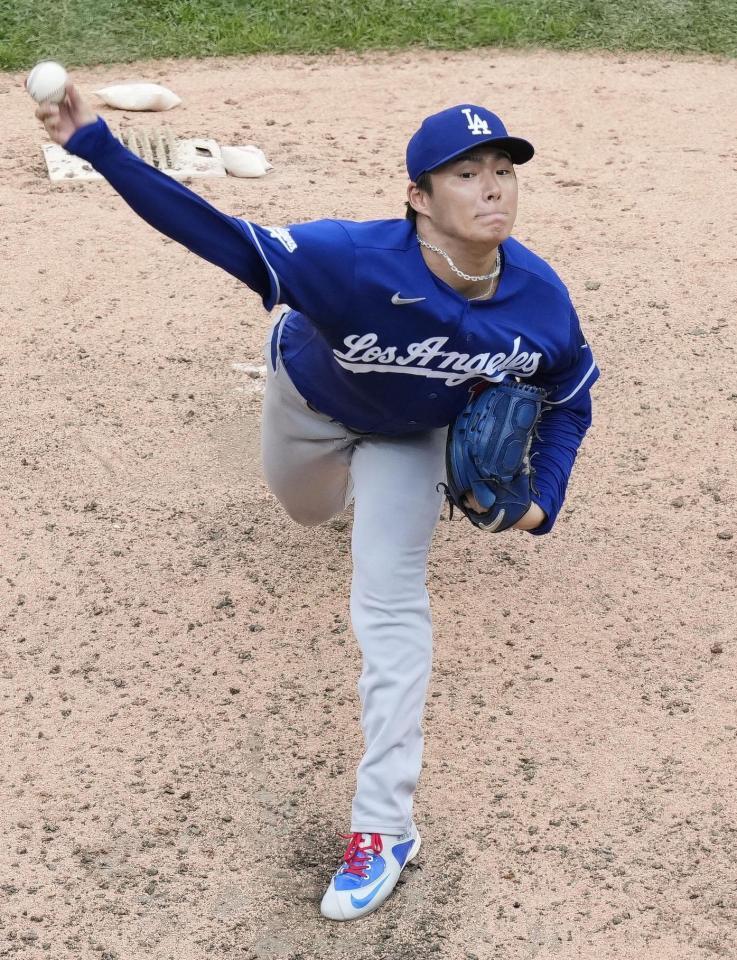 先発し、８回１／３を１安打１失点で７勝目を挙げた山本（共同）