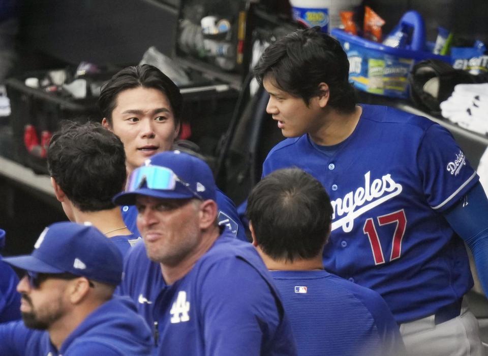 ９回途中に降板し、ベンチで大谷（奥右）から声をかけられる山本（同左）＝共同