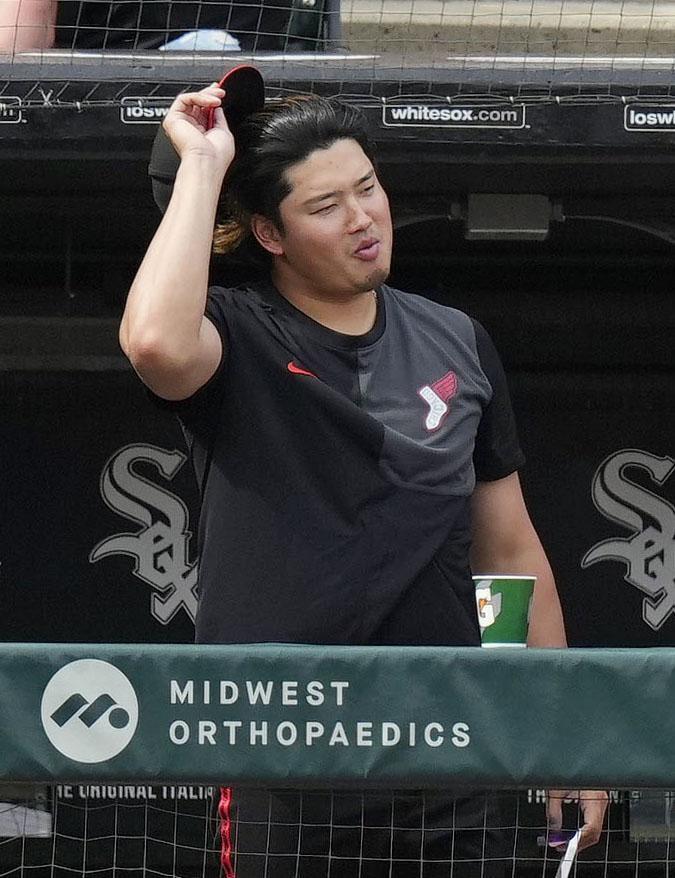 ４回、三塁に進んだ大谷に対し、帽子を取ってあいさつする村上（共同）
