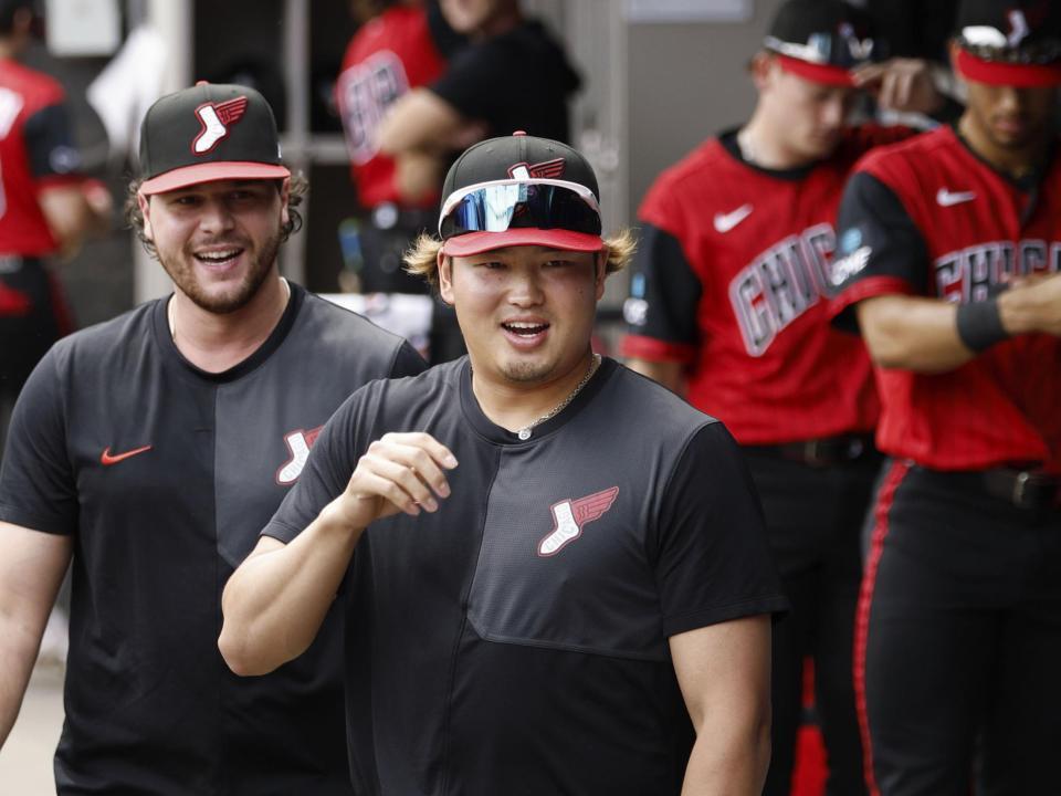 試合開始前、ベンチで笑顔を見せる村上（共同）