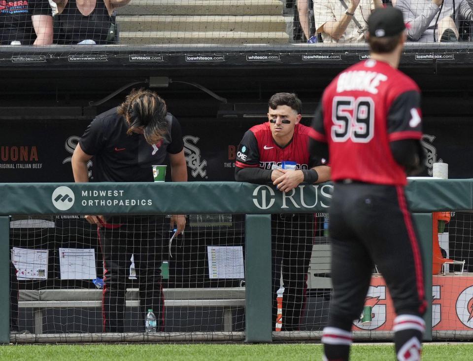 ４回、三塁に進んだ大谷に対し、あいさつする村上（左）＝共同