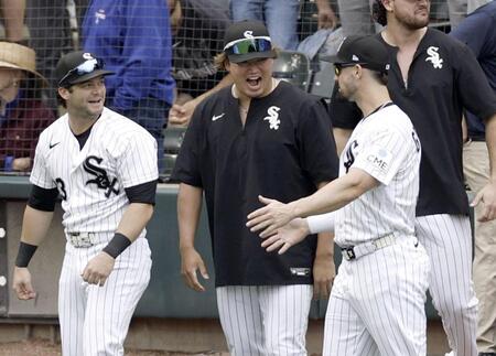 　ドジャースに勝利し、喜ぶホワイトソックスの村上（中央）ら＝シカゴ（共同）