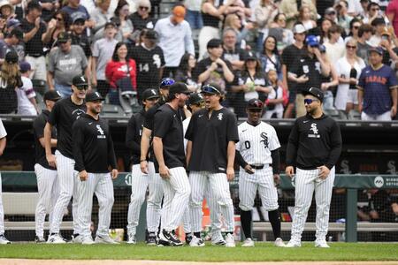 　ドジャースに勝利し、喜ぶホワイトソックスの村上（右から３人目）ら＝シカゴ（共同）