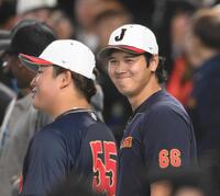 村上宗隆（左）と大谷翔平