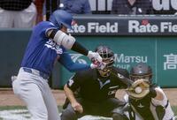 　ホワイトソックス戦の１回、ドジャース・大谷は捕手打撃妨害で出塁＝シカゴ（共同）