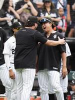 　ドジャースに勝利し、喜ぶホワイトソックス・村上＝シカゴ（共同）