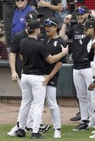 　ドジャースに勝利し、喜ぶホワイトソックスの村上（中央）ら＝シカゴ（共同）