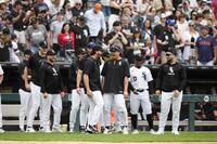 　ドジャースに勝利し、喜ぶホワイトソックスの村上（右から３人目）ら＝シカゴ（共同）
