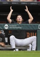 　７回、ドジャース・大谷が打ったファウルに、大げさに反応するホワイトソックス・村上＝シカゴ（共同）