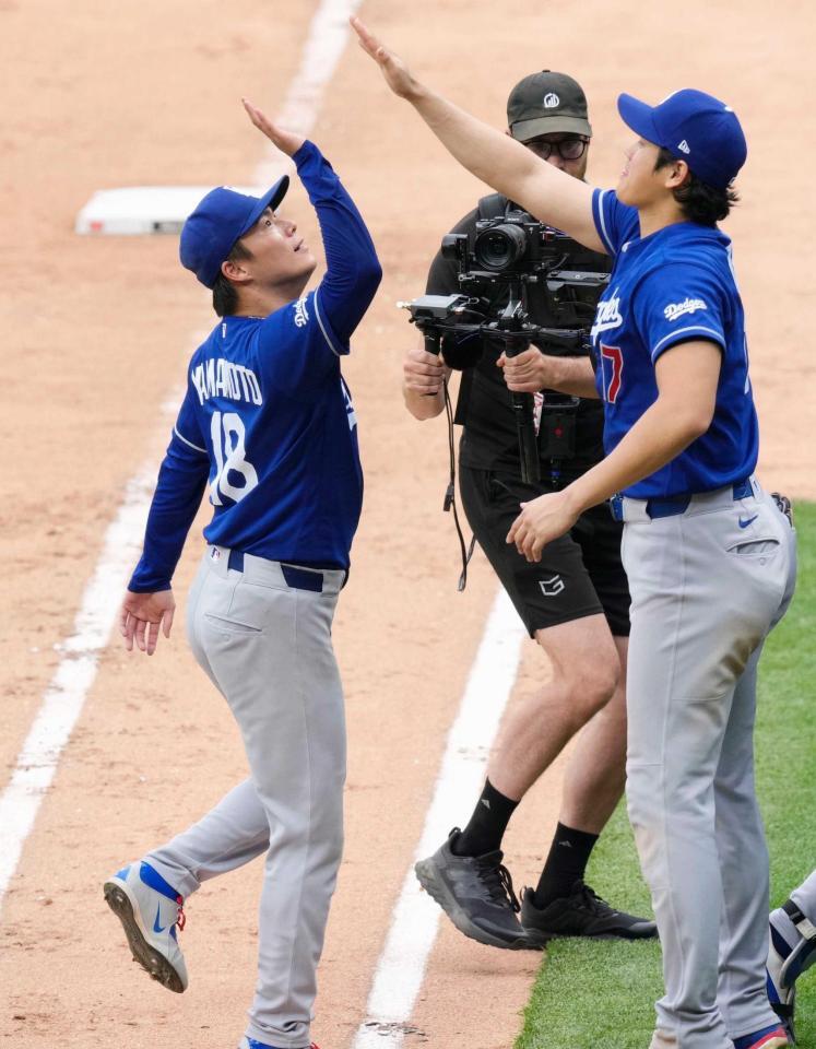 　ホワイトソックスに勝利し、ハイタッチで喜ぶ山本（左）と大谷（共同）