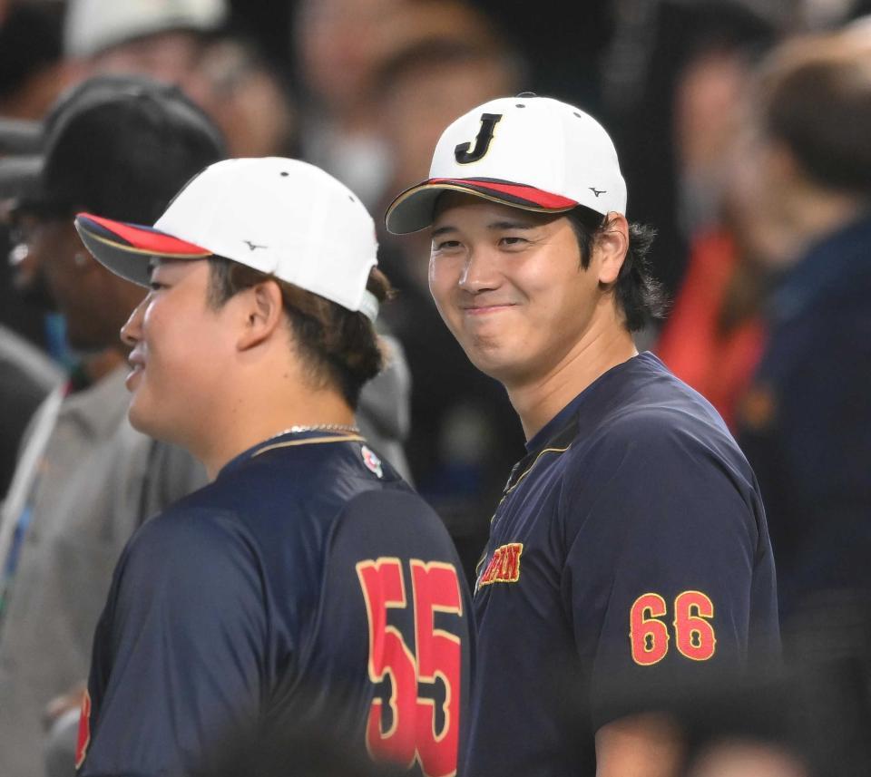 村上宗隆（左）と大谷翔平