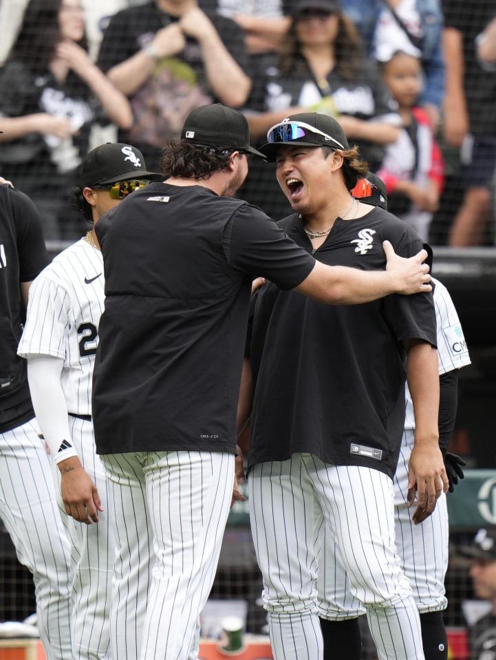 　ドジャースに勝利し、喜ぶホワイトソックス・村上＝シカゴ（共同）