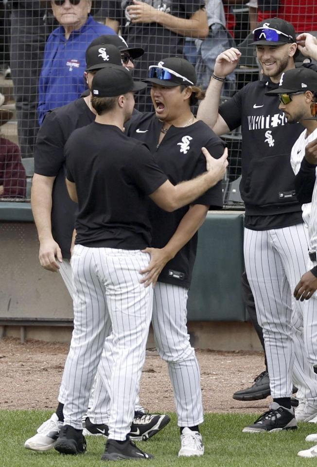 　ドジャースに勝利し、喜ぶホワイトソックスの村上（中央）ら＝シカゴ（共同）