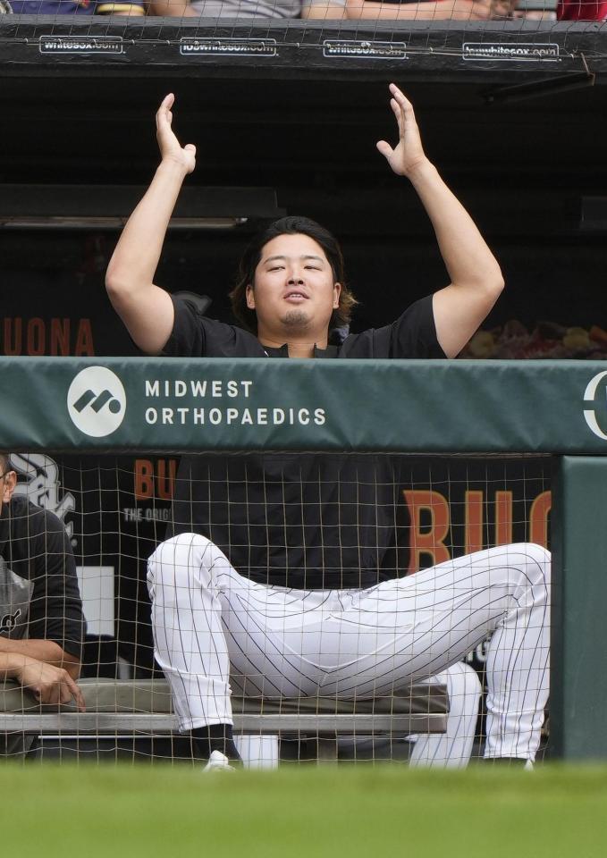 　７回、ドジャース・大谷が打ったファウルに、大げさに反応するホワイトソックス・村上＝シカゴ（共同）