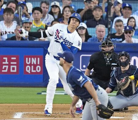　レイズ戦の１回、右飛に倒れたドジャース・大谷＝ロサンゼルス（共同）