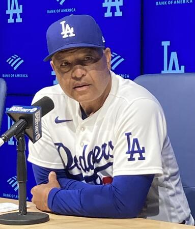 試合後の会見で報道陣の質問に答えるロバーツ監督（撮影・小林信行）