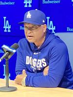 試合前に会見するロバーツ監督（撮影・小林信行）
