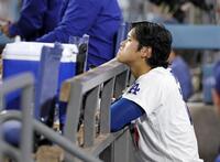 　レイズ戦の６回、ベンチで試合を見つめるドジャース・大谷＝ロサンゼルス（共同）