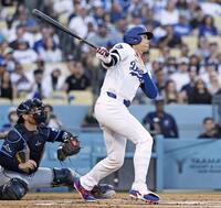 　レイズ戦の１回、右飛に倒れたドジャース・大谷＝ロサンゼルス（共同）