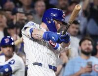 　ロッキーズ戦の７回、右前打を放つカブスのクローアームストロング。サイクル安打を達成した＝シカゴ（ＡＰ＝共同）