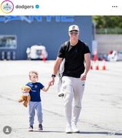 コールとテディベアを抱っこした息子。ドジャースのインスタグラム＠ｄｏｄｇｅｒｓ（６月９日付）より