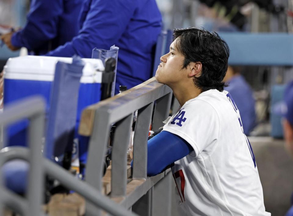 　レイズ戦の６回、ベンチで試合を見つめるドジャース・大谷＝ロサンゼルス（共同）