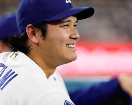 　９回、ベンチで笑顔を見せる大谷（共同）