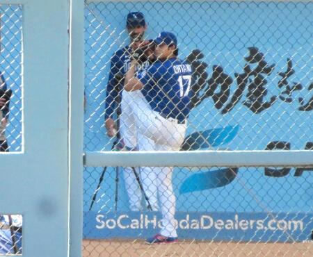 ブルペンで投球練習を行う大谷（撮影・小林信行）
