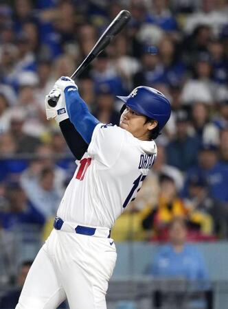 　レイズ戦の６回、先制の15号ソロを放つドジャース・大谷＝ロサンゼルス（共同）