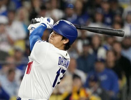 　レイズ戦の６回、先制の15号ソロを放つドジャース・大谷＝ロサンゼルス（共同）