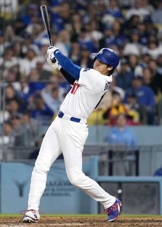 　レイズ戦の６回、先制の15号ソロを放つドジャース・大谷＝ロサンゼルス（共同）