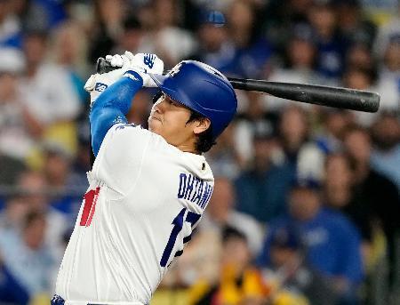 　レイズ戦の６回、先制の１５号ソロを放つドジャース・大谷＝ロサンゼルス（共同）