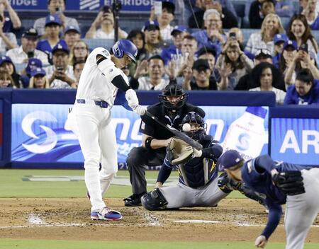 　レイズ戦の６回、先制の15号ソロを放つドジャース・大谷＝ロサンゼルス（共同）