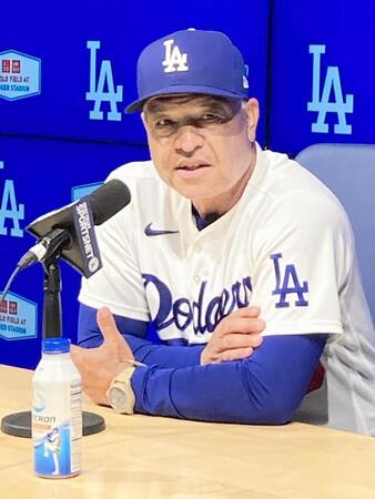 試合後、大谷の投手専念出場を明言したロバーツ監督（撮影・小林信行）