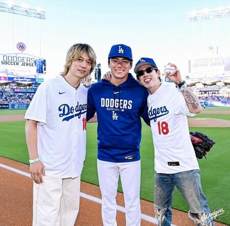 始球式を終えて笑顔を見せる（右から）Ｔａｋａ、山本、Ｔｏｒｕ（ロサンゼルス・ドジャース提供）