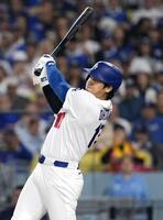 　レイズ戦の６回、先制の15号ソロを放つドジャース・大谷＝ロサンゼルス（共同）