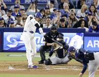 　レイズ戦の６回、先制の15号ソロを放つドジャース・大谷＝ロサンゼルス（共同）