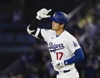 　レイズ戦の６回、先制の15号ソロを放ち塁を回るドジャース・大谷＝ロサンゼルス（共同）
