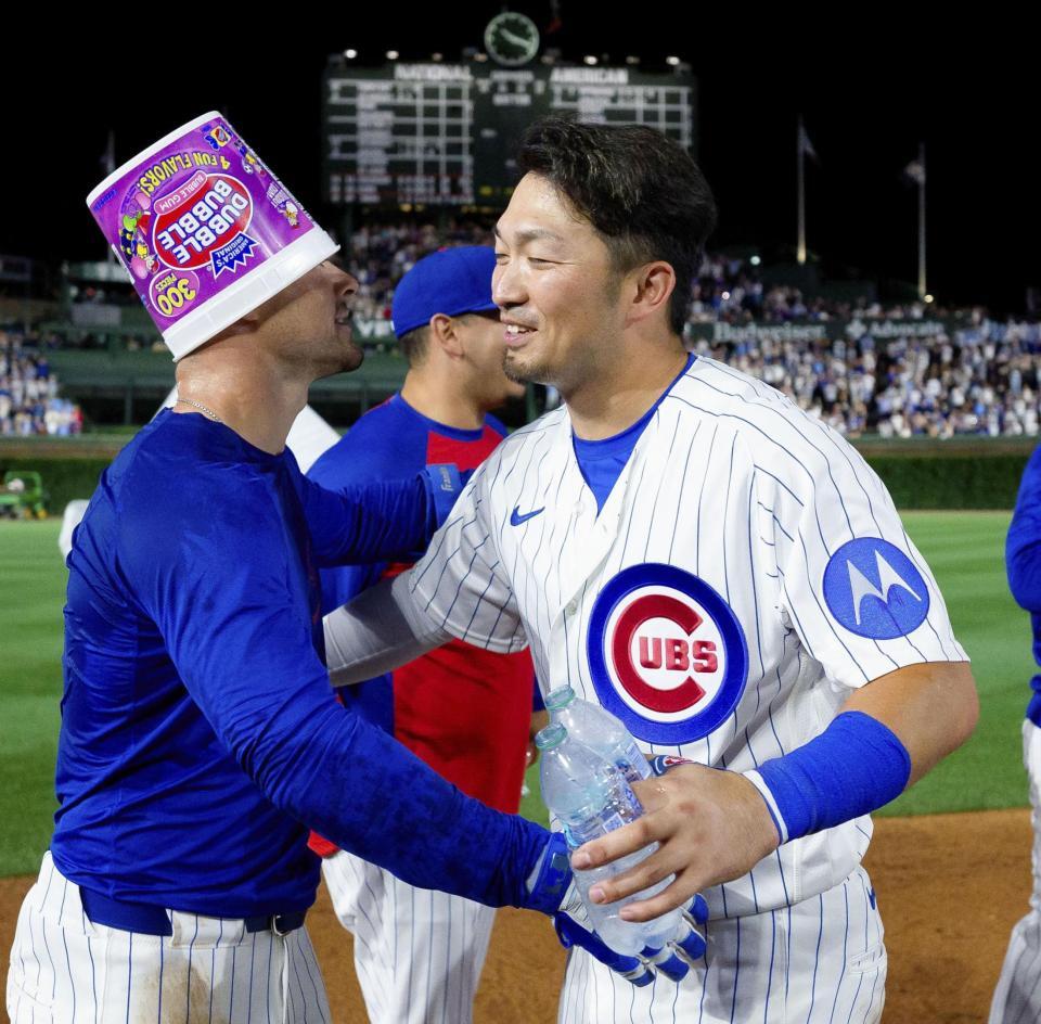 　ロッキーズにサヨナラ勝ちし、喜ぶカブス・鈴木（右）＝シカゴ（ゲッティ＝共同）