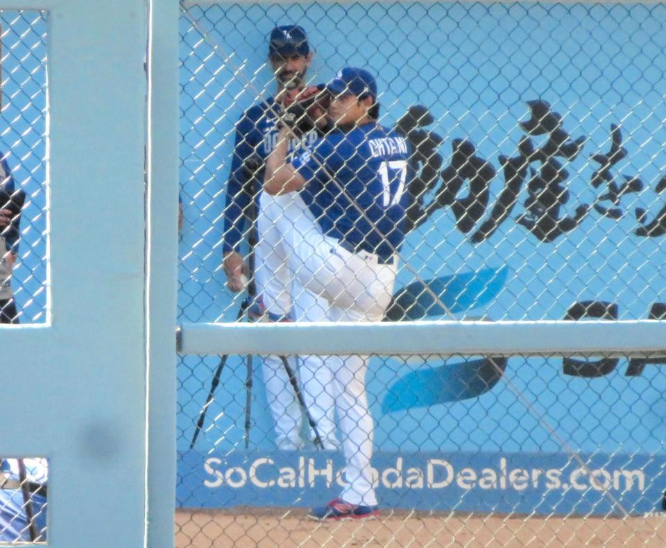 ブルペンで投球練習を行う大谷（撮影・小林信行）