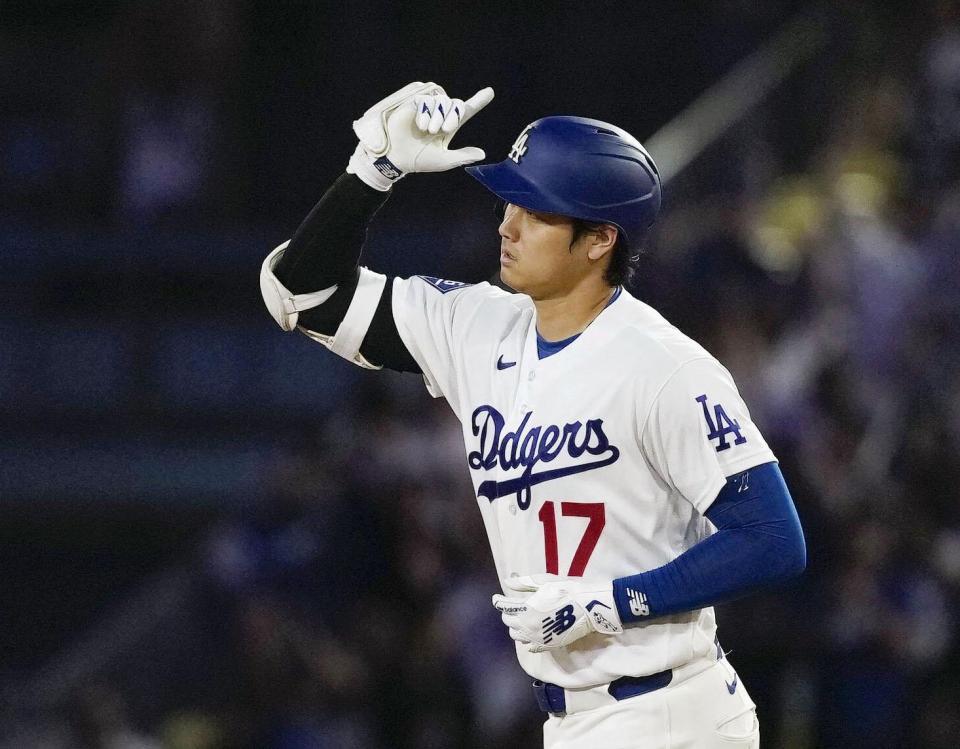 　レイズ戦の６回、先制の15号ソロを放ち塁を回るドジャース・大谷＝ロサンゼルス（共同）