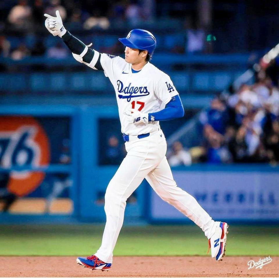 ６回、１５号ソロを放って左翼のブルペンを指さす大谷（ロサンゼルス・ドジャース提供）