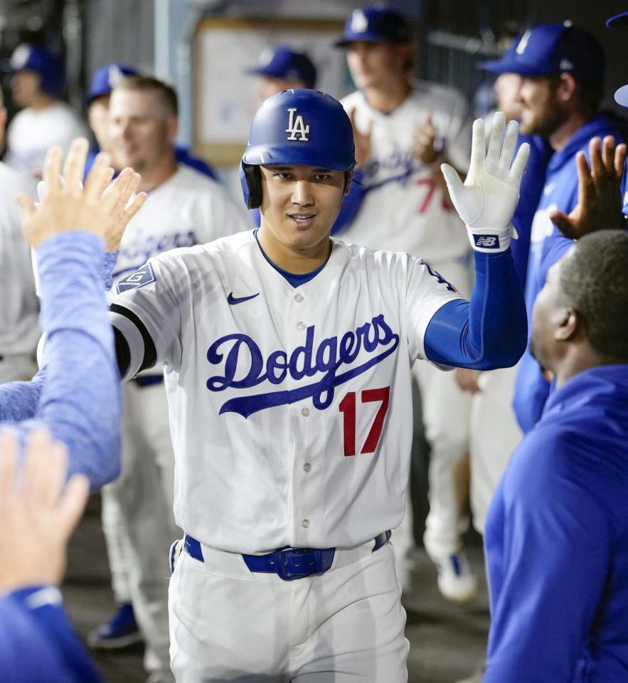 　レイズ戦の６回、先制の15号ソロを放ち、ベンチで迎えられるドジャース・大谷＝ロサンゼルス（共同）