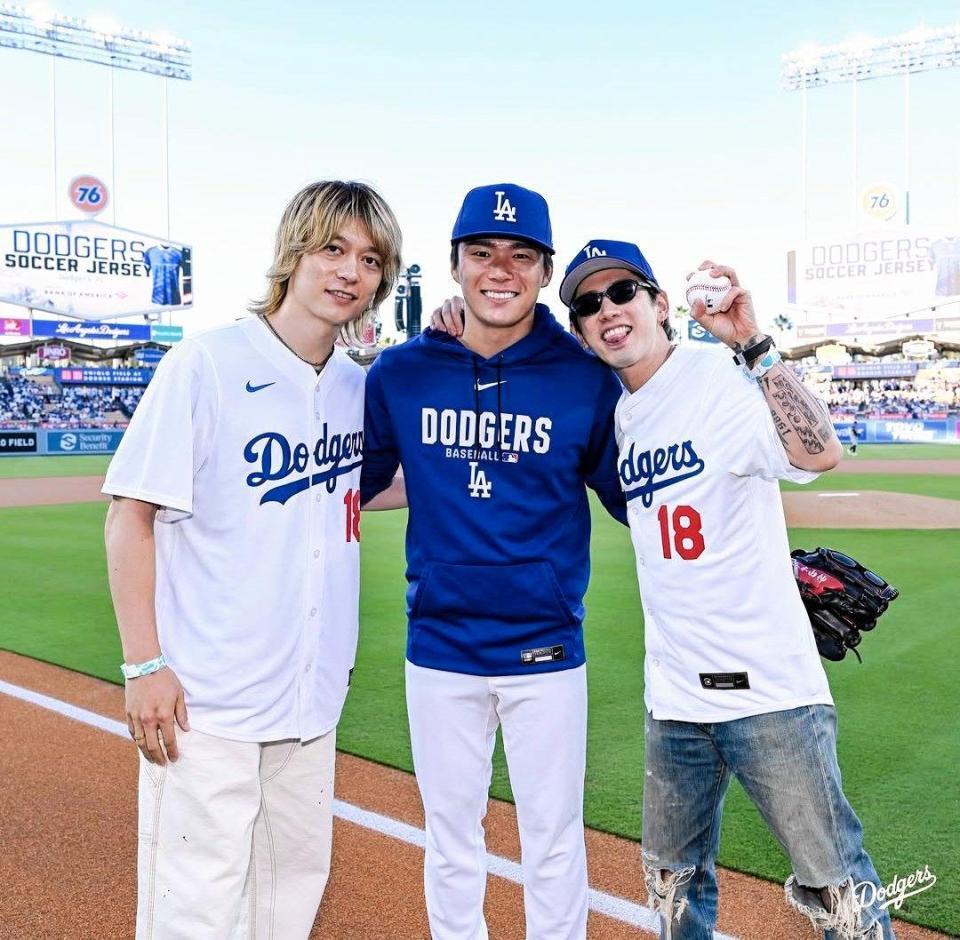 始球式を終えて笑顔を見せる（右から）Ｔａｋａ、山本、Ｔｏｒｕ（ロサンゼルス・ドジャース提供）