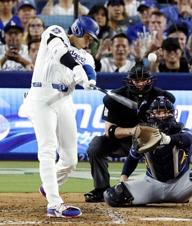 　６回、先制の１５号ソロを放つドジャース・大谷（共同）
